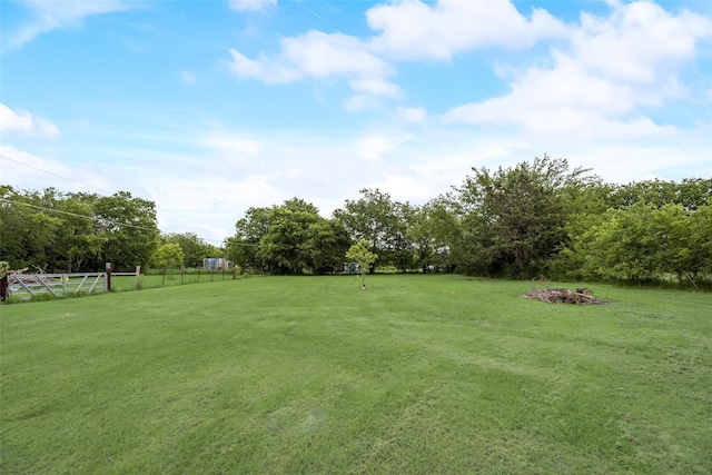 view of yard featuring a rural view