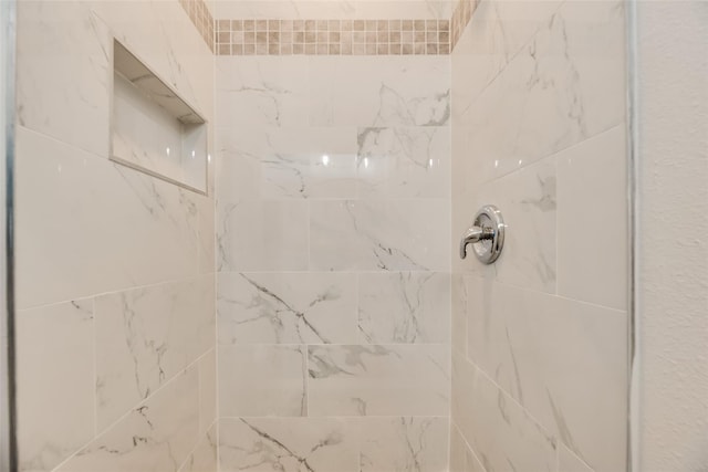 room details featuring tiled shower