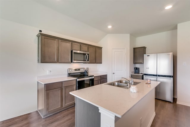 kitchen featuring sink, a kitchen island with sink, stainless steel appliances, dark hardwood / wood-style floors, and vaulted ceiling