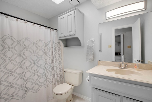 bathroom featuring a shower with curtain, vanity, toilet, and a textured ceiling