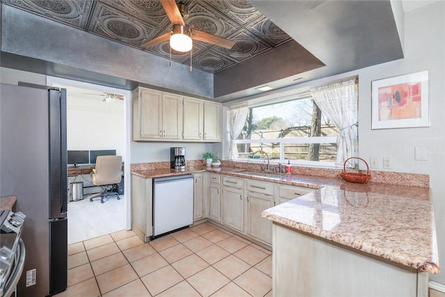 kitchen featuring ceiling fan, stainless steel fridge, dishwashing machine, and sink