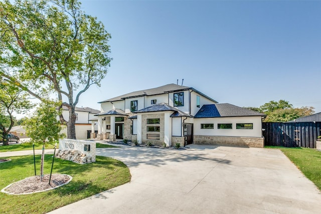 view of front of house featuring a front lawn