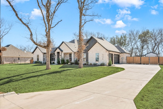 view of front facade featuring a garage and a front yard