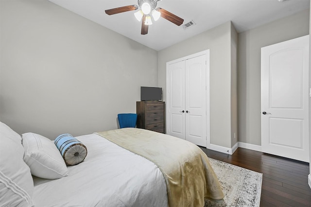 bedroom featuring a closet, dark hardwood / wood-style floors, and ceiling fan