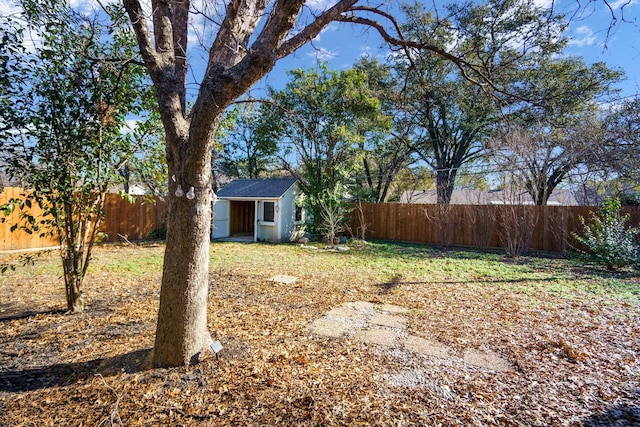 view of yard featuring an outdoor structure