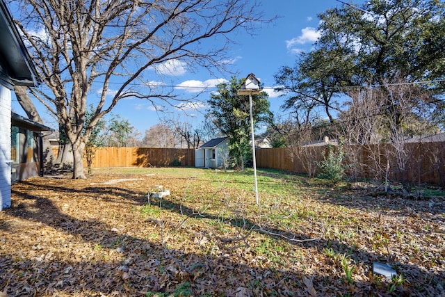 view of yard with a storage unit