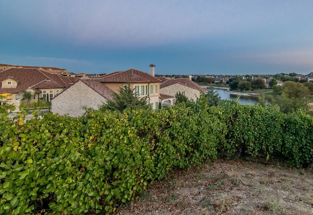 view of yard featuring a water view