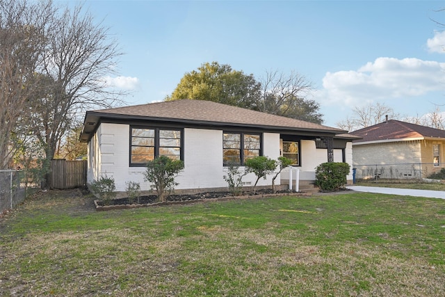 view of front of home featuring a front lawn