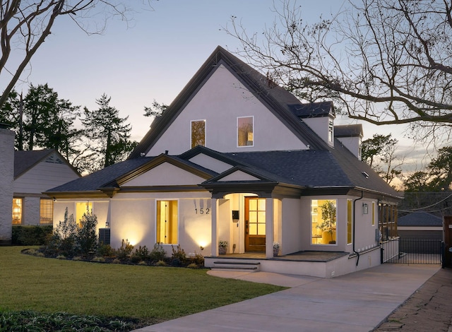 view of front of house featuring a yard