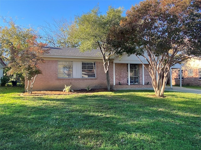 ranch-style house featuring a front lawn