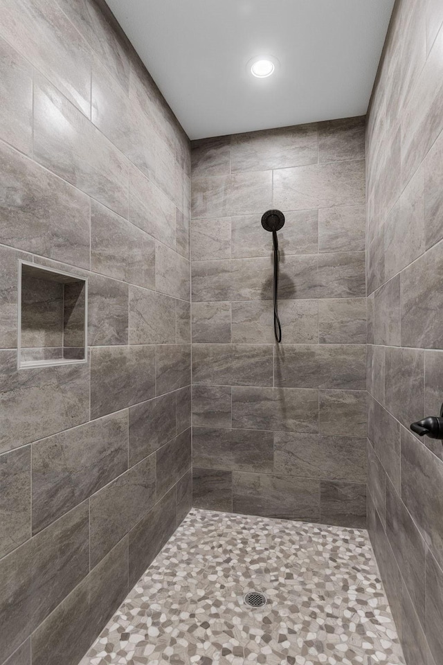 bathroom featuring a tile shower