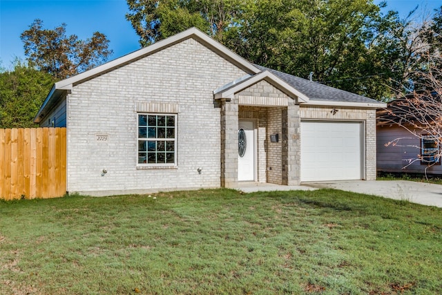 single story home with a front lawn