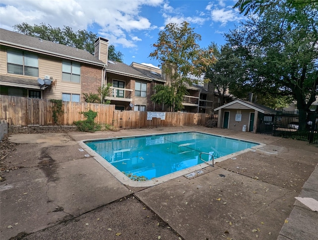 view of swimming pool featuring a patio