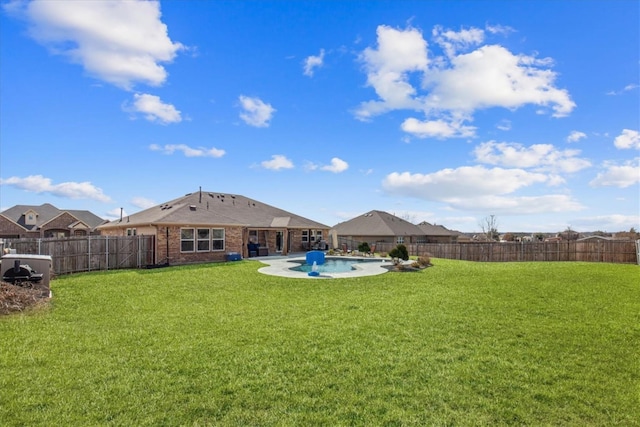 view of yard featuring a fenced in pool