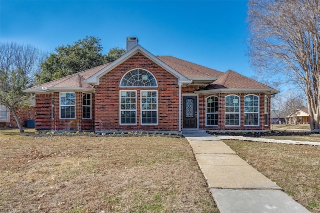 view of front of home featuring a front yard