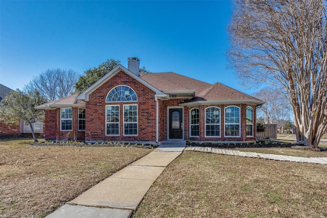 view of front of home featuring a front yard