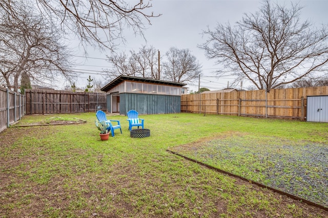 view of yard featuring an outbuilding