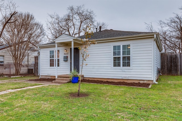 view of front of property featuring a front lawn