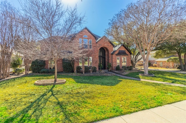 view of front of property featuring a front lawn