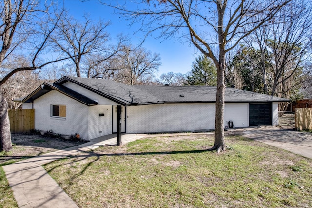 view of front facade featuring a garage and a front yard