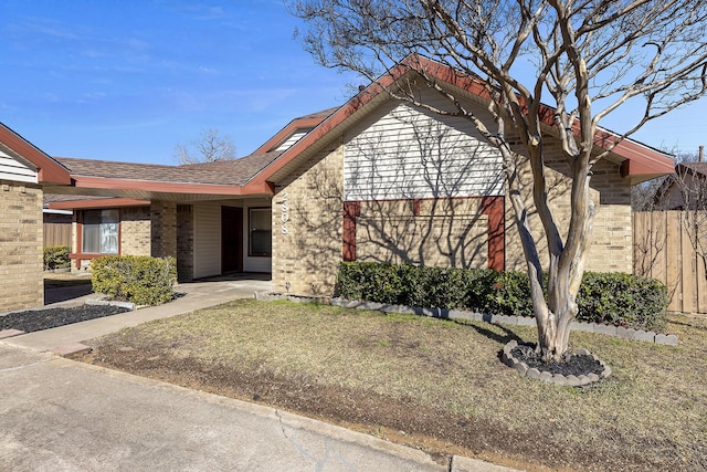 view of front of home featuring a front yard