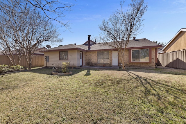 view of front of property featuring a front lawn