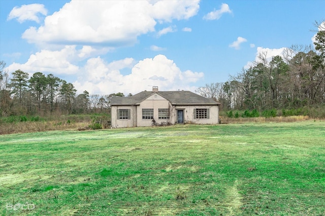 view of front of property with a front yard