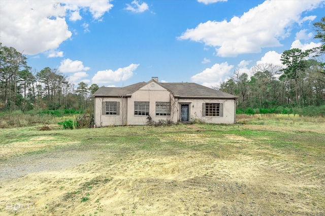 view of front of home with a front yard