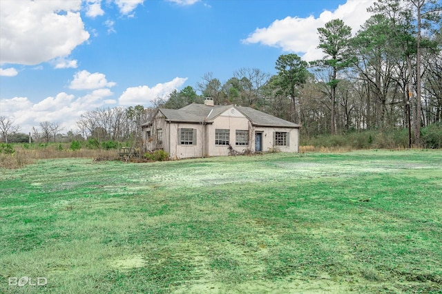 view of front of house with a front lawn