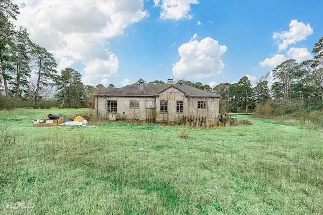 view of front of house featuring a front yard