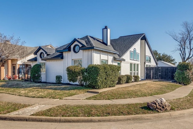 view of front of home featuring a front yard