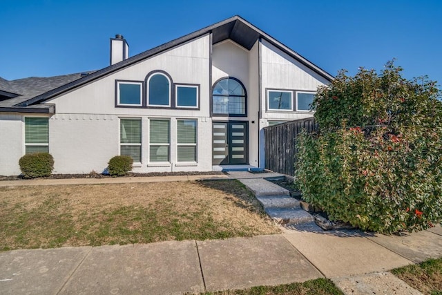 view of front of home featuring a front lawn