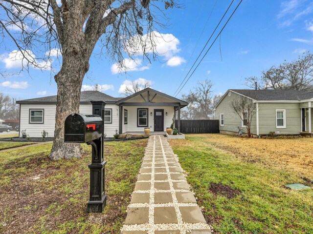 view of front facade featuring a front lawn