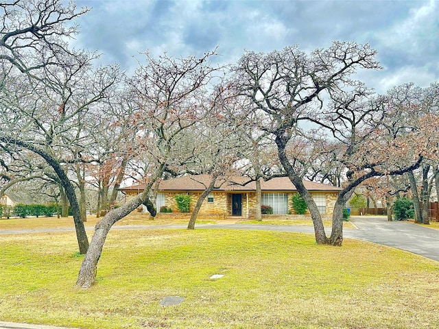 view of front facade featuring a front yard