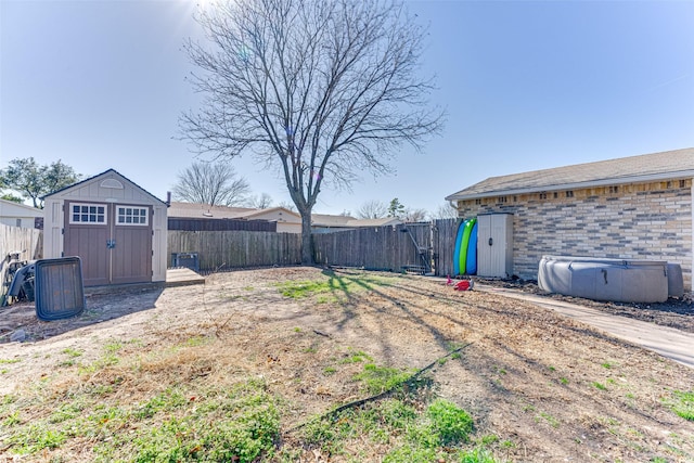 view of yard featuring a shed