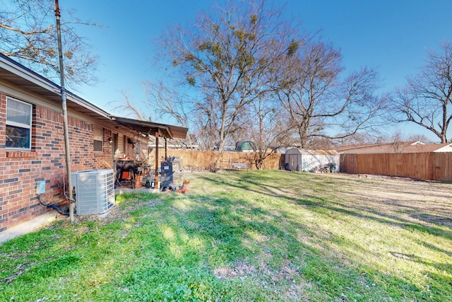 view of yard featuring cooling unit and a storage shed