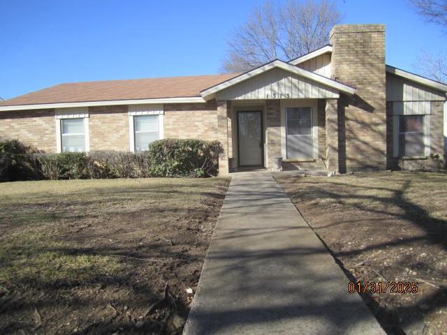 view of front of property with a front yard