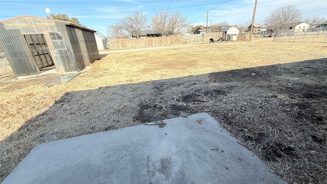 view of yard featuring an outdoor structure