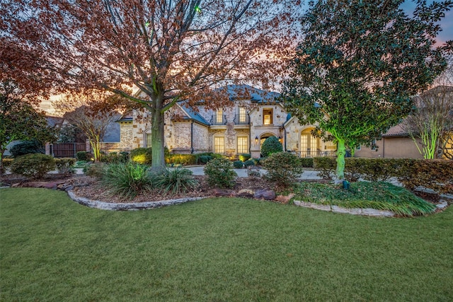 view of yard at dusk