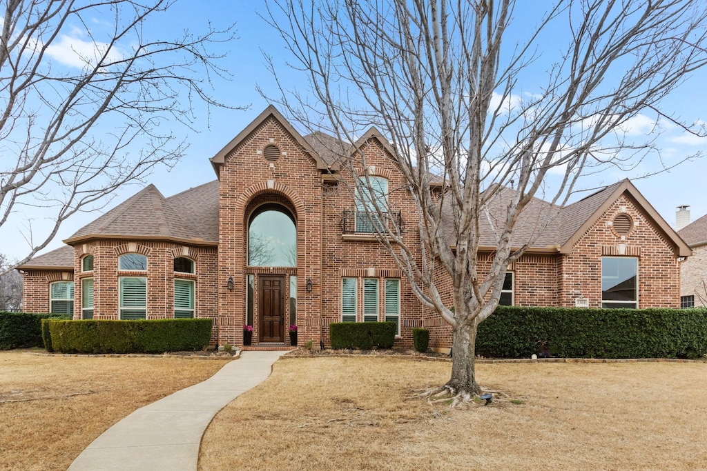 view of front of property featuring a front yard