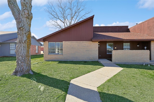 view of front of house featuring a front lawn