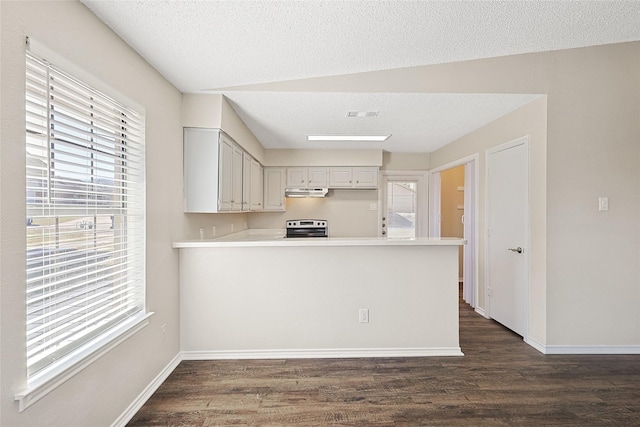 kitchen with stainless steel electric stove, dark hardwood / wood-style floors, a textured ceiling, and kitchen peninsula