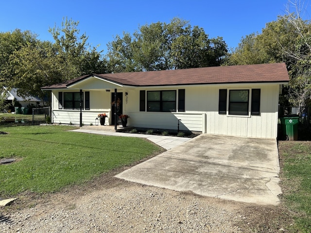 ranch-style home featuring a front lawn