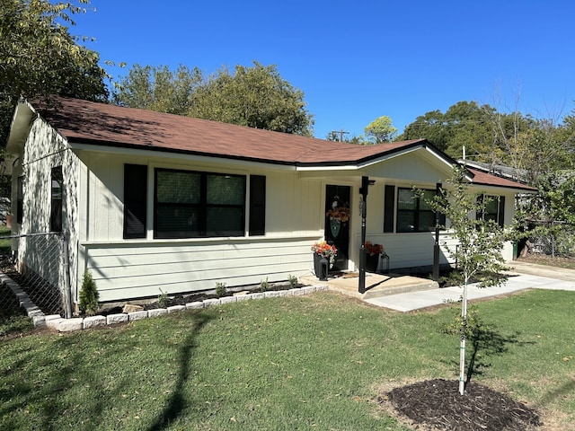 view of front of property with a front yard