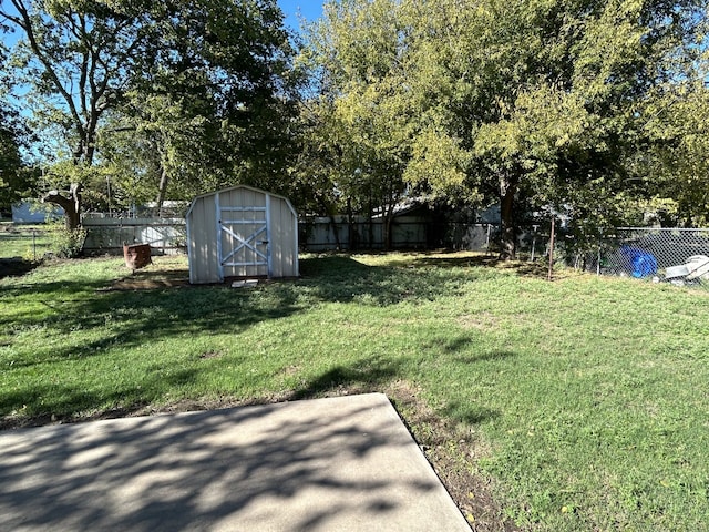 view of yard with a storage unit