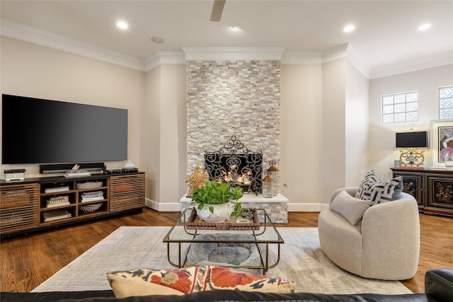 living room featuring crown molding, wood-type flooring, and ceiling fan