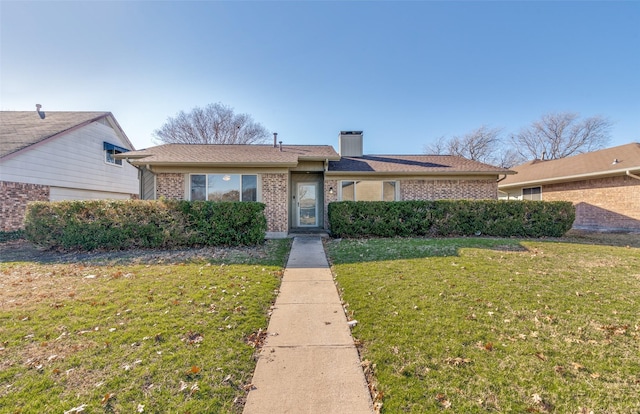 view of front of property featuring a front lawn