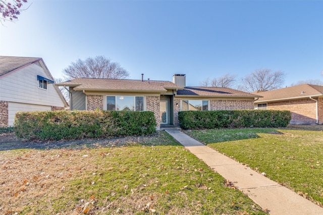 view of front of property featuring a front lawn