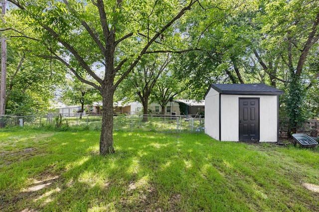 view of yard featuring a storage unit