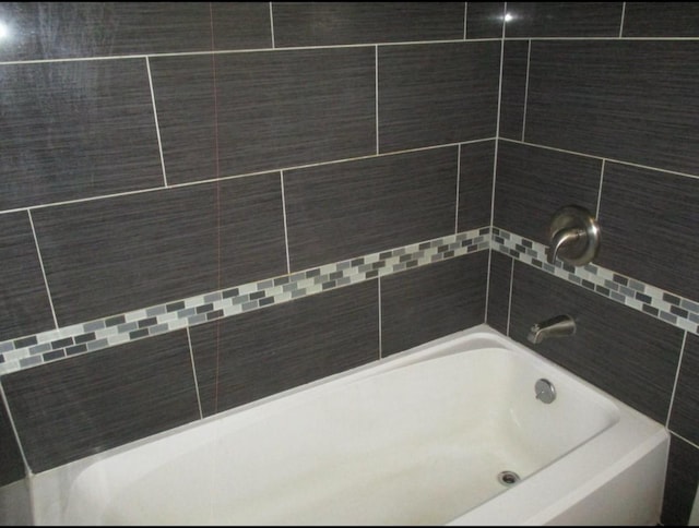 bathroom with tiled shower / bath combo